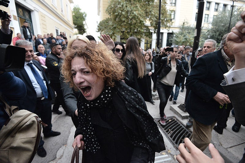 «Θάνατος, θάνατος, μόνο αυτό του αξίζει»: Οι γονείς της Δώρας ζητούν θανατική ποινή για τον δράστη (βίντεο)